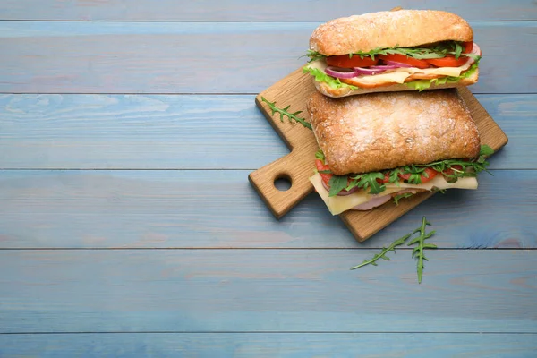 Heerlijke Sandwiches Met Verse Groenten Kaas Arugula Lichtblauwe Houten Tafel — Stockfoto