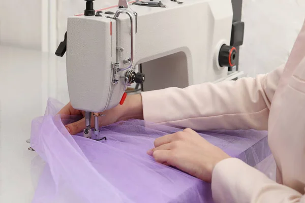 Dressmaker Šití Nové Šaty Strojem Ateliéru Detailní — Stock fotografie