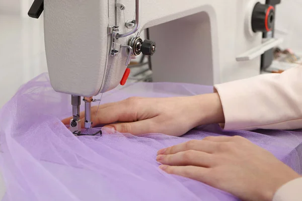 Dressmaker Couture Nouvelle Robe Avec Machine Atelier Gros Plan — Photo