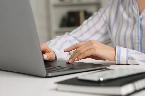 Mulher Trabalhando Com Laptop Mesa Branca Dentro Casa Close — Fotografia de Stock