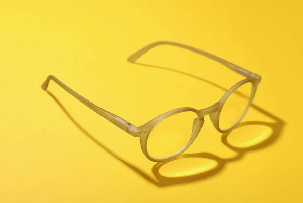 Okulary Soczewkami Korekcyjnymi Żółtym Tle — Zdjęcie stockowe