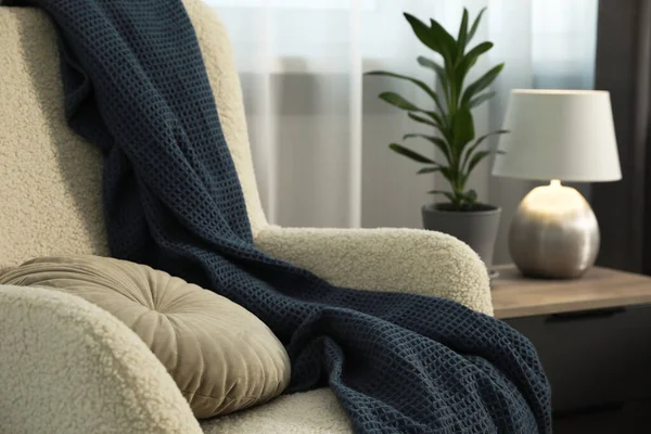 室内のアームチェアにクッションと柔らかい毛布 テキストのスペース — ストック写真