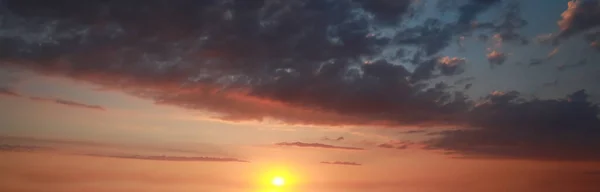 Zon Schijnt Mooie Bewolkte Hemel Bij Zonsondergang Spandoek Ontwerp — Stockfoto