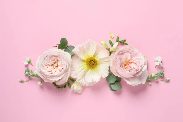 Diferentes Hermosas Flores Sobre Fondo Rosa Plano — Foto de Stock