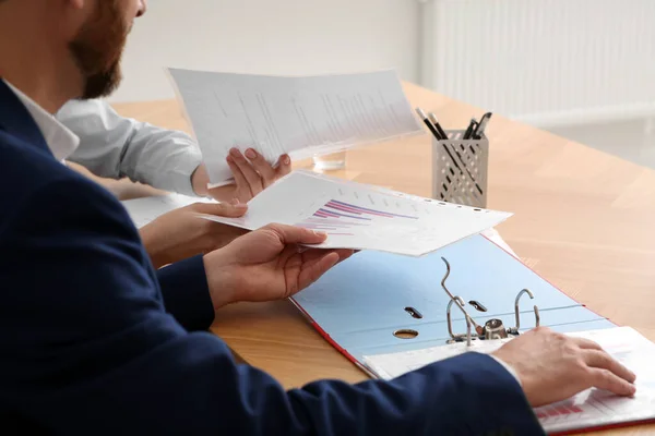 Ofisteki Ahşap Masada Çizelgelerle Çalışan Adamları Yakın Plan — Stok fotoğraf