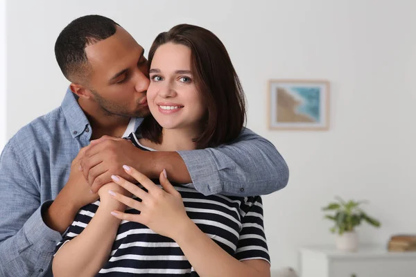 Agência Encontros Homem Abraçando Sua Namorada Dentro Casa Espaço Para — Fotografia de Stock