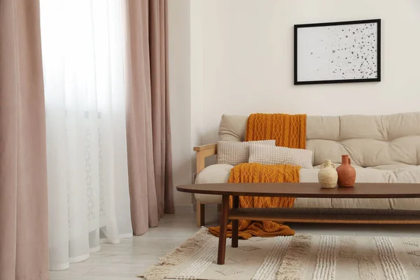 Wohnzimmer Mit Pastellfarbenen Fenstervorhängen Holztisch Und Sofa — Stockfoto