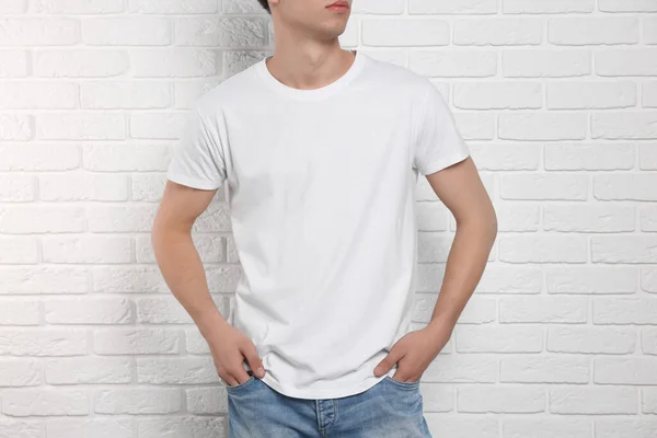 Mężczyzna Ubrany Stylowy Shirt Przy Białej Ceglanej Ścianie Zbliżenie Makieta — Zdjęcie stockowe