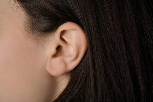 Vista Cerca Mujer Enfoque Oído — Foto de Stock