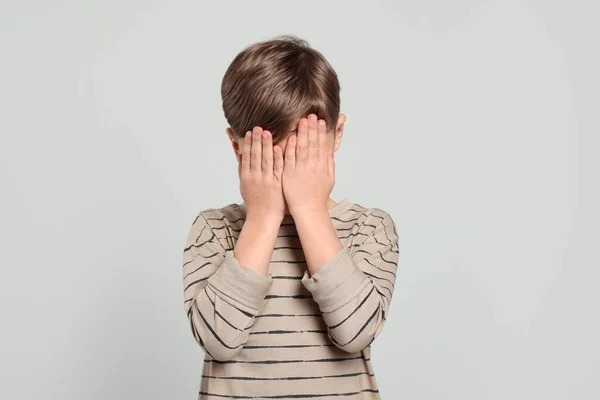 Αγόρι Που Καλύπτει Πρόσωπο Χέρια Ανοιχτό Γκρι Φόντο Παιδικός Εκφοβισμός — Φωτογραφία Αρχείου