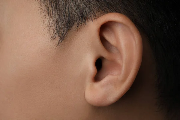 Vista Cerca Del Hombre Enfoque Oído —  Fotos de Stock