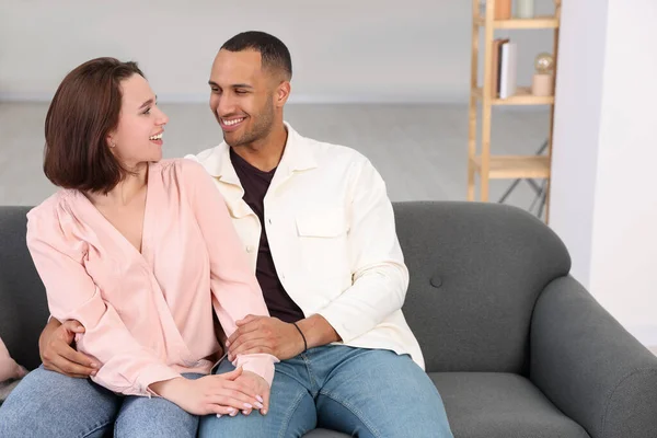 Partnervermittlung Glückliches Paar Genießt Gemeinsame Zeit Hause — Stockfoto