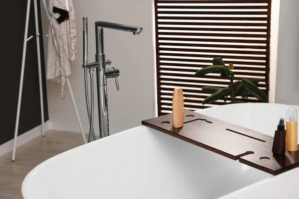 Stylový Interiér Koupelny Keramickou Vanou Kosmetickými Výrobky — Stock fotografie