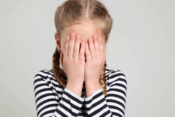 Κορίτσι Που Καλύπτει Πρόσωπο Χέρια Ανοιχτό Γκρι Φόντο Παιδικός Εκφοβισμός — Φωτογραφία Αρχείου