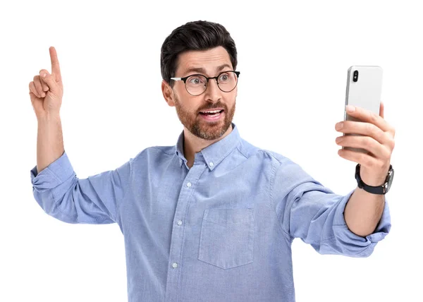 Muž Při Selfie Chytrým Telefonem Bílém Pozadí — Stock fotografie