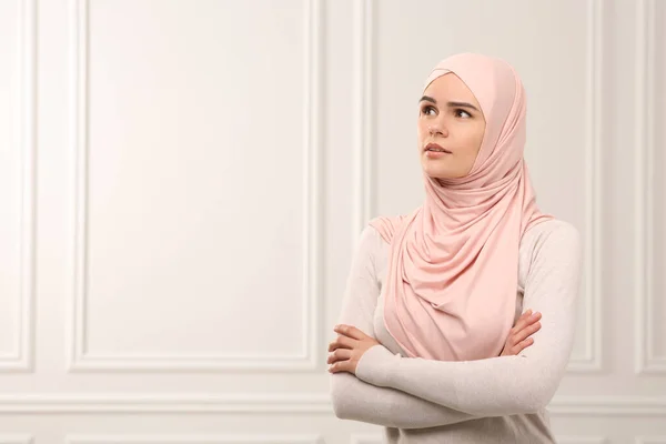 Mulher Muçulmana Usando Hijab Dentro Casa Espaço Para Texto — Fotografia de Stock