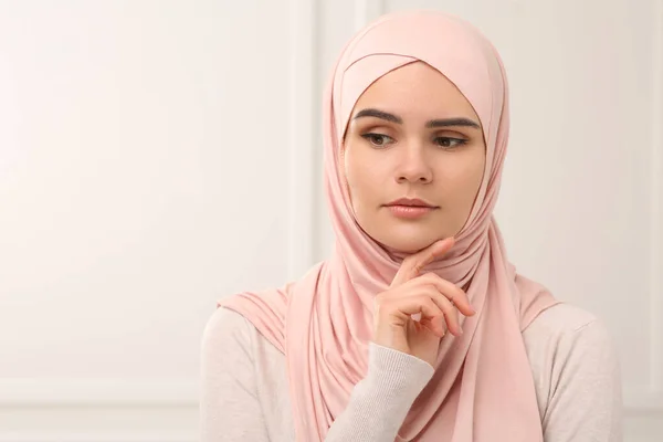 Mulher Muçulmana Bonita Vestindo Hijab Bege Dentro Casa — Fotografia de Stock