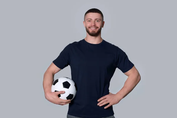 Açık Gri Arka Planda Futbol Topu Olan Atletik Genç Adam — Stok fotoğraf