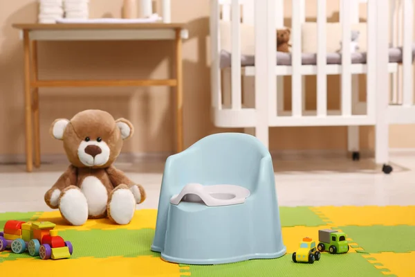 Hellblaues Babytöpfchen Und Spielzeug Zimmer Toilettentraining — Stockfoto