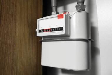 Beyaz duvarın yanındaki elektrik sayacı. Gaz Ölçüm Cihazı