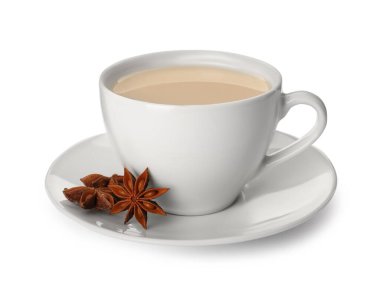 Beyaz arka planda süt ve anason yıldızlı çay.