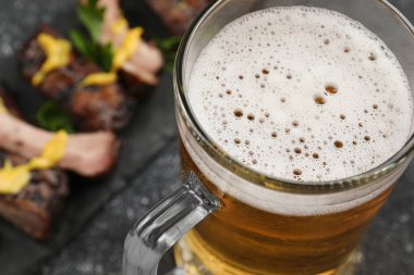Biralı kupa ve lezzetli ızgara pirzola, yakın plan. Metin için boşluk