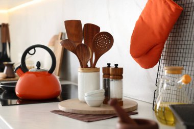 Mutfaktaki mutfak tezgahında farklı mutfak aletleri ve tabaklar var.