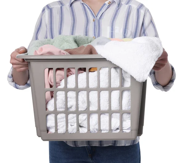 白い背景にきれいな洗濯でいっぱいのバスケットを持つ女性 クローズアップ — ストック写真