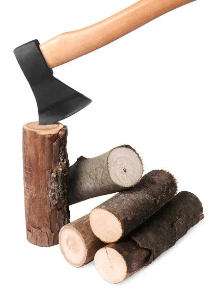 白色背景的金属斧头和木制原木 — 图库照片
