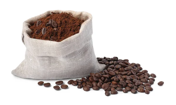 Zak Met Gemalen Koffie Geroosterde Bonen Witte Achtergrond — Stockfoto