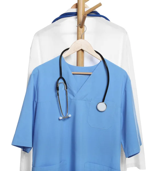 Jasnoniebieski Mundur Medyczny Stetoskopem Suknią Lekarską Półce Białym Tle — Zdjęcie stockowe