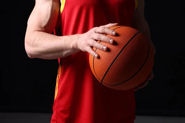 Siyah Arka Planda Basketbol Topu Olan Atletik Adam Yakın Plan — Stok fotoğraf
