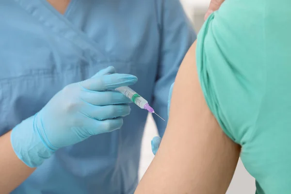Лікар Дає Пацієнту Вакцину Проти Гепатиту Клініці Крупним Планом — стокове фото