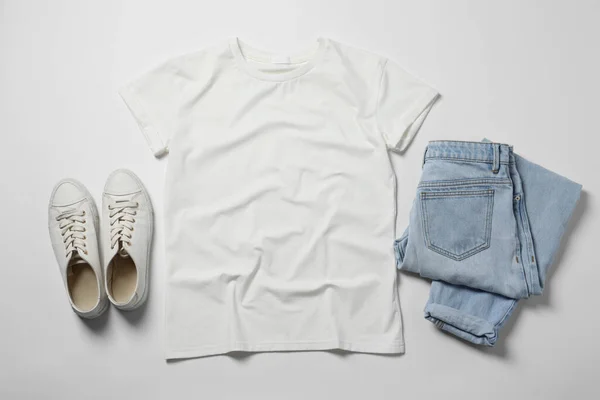 Snygg Shirt Jeans Och Sneakers Vit Bakgrund Platt Låg — Stockfoto