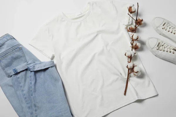 Elegante Shirt Jeans Tênis Fundo Branco Flat Lay — Fotografia de Stock