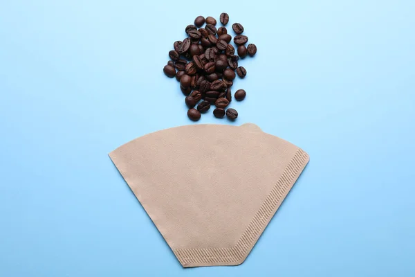 Papierkaffeefilter Und Bohnen Auf Hellblauem Hintergrund Flach Gelegt — Stockfoto