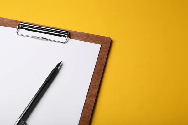 Houten Klembord Met Blanco Papier Pen Gele Ondergrond Ruimte Voor — Stockfoto