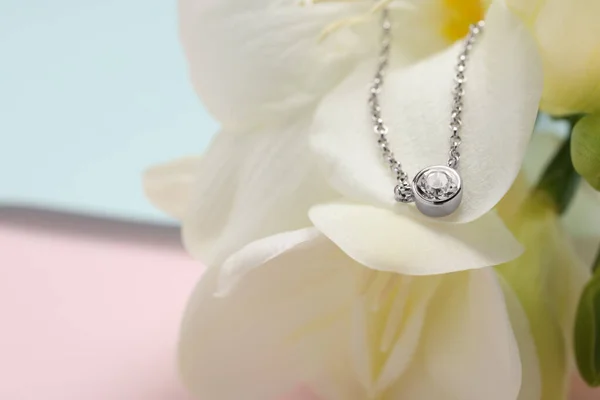 Piękny Naszyjnik Kamieniem Szlachetnym Kwiat Zbliżenie Miejsce Tekst Luksusowa Biżuteria — Zdjęcie stockowe