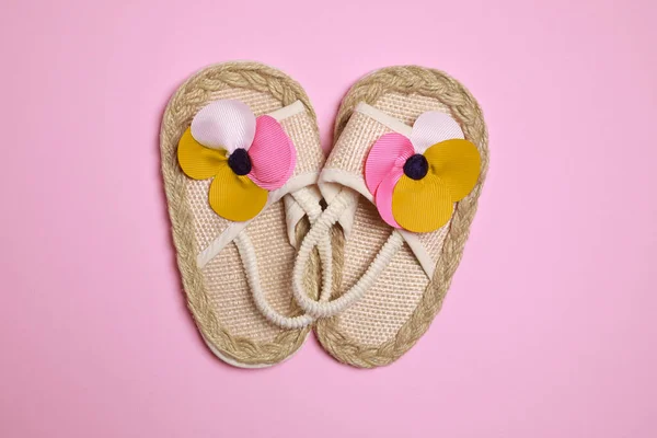 ピンクの背景にかわいい赤ちゃんの靴 フラットレイ — ストック写真