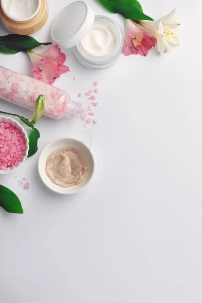 Composición Plana Con Diferentes Productos Spa Hermosas Flores Mesa Blanca — Foto de Stock