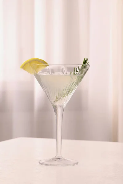 Elegantní Sklenice Martini Čerstvým Koktejlem Rozmarýnem Citrónem Bílém Texturovaném Stole — Stock fotografie