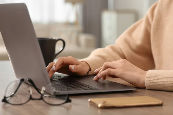 Mulher Trabalhando Com Laptop Mesa Madeira Dentro Casa Close — Fotografia de Stock
