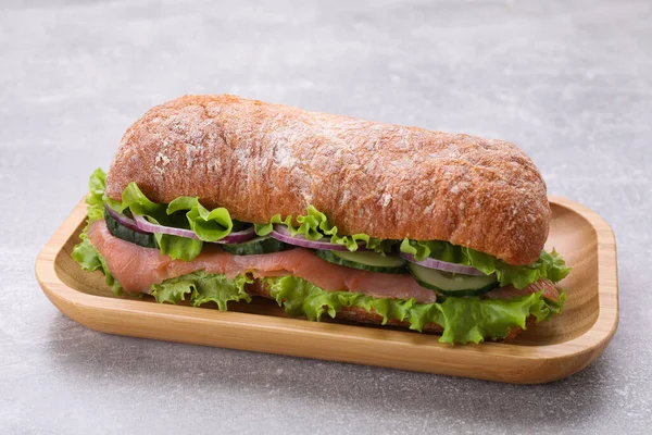 야채와 연어가 맛있는 샌드위치 — 스톡 사진
