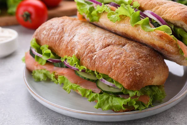 Läckra Smörgåsar Med Färska Grönsaker Och Lax Ljusgrått Bord Närbild — Stockfoto