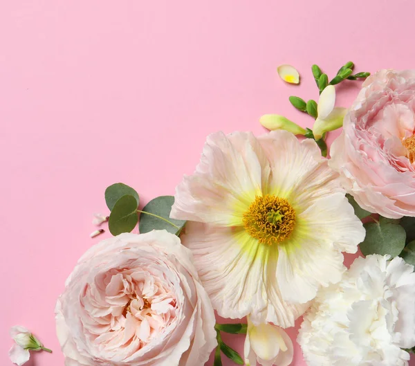 Επίπεδη Σύνθεση Lay Διαφορετικά Όμορφα Λουλούδια Ροζ Φόντο Χώρος Για — Φωτογραφία Αρχείου