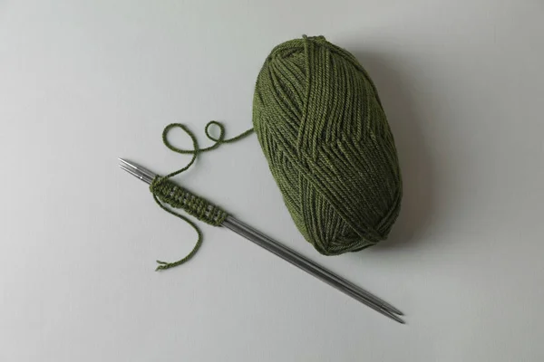 Soft Green Yarn Knitting Metal Needles Light Background Top View — Stock Photo, Image
