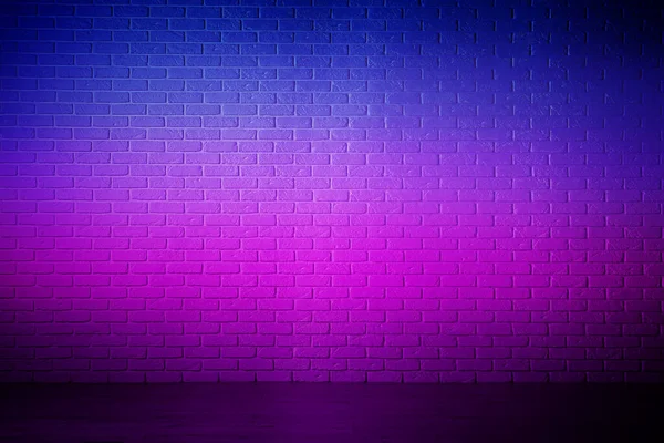 霓虹灯下的砖墙和木制地板房间 — 图库照片