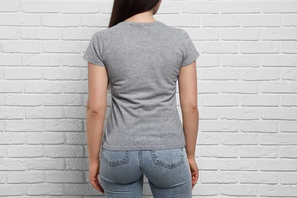 Femme Portant Élégant Shirt Gris Près Mur Briques Blanches Gros — Photo