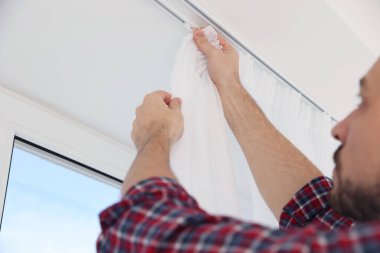Üniformalı işçiler pencere perdeleri kapalı, düşük açılı.