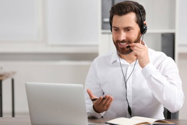 Ofiste çalışan telefon operatörü.